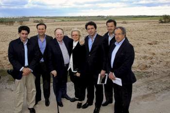 El inversor Sheldon Adelson (en el centro) durante su visita a unos terrenos en Alcorcón, el pasado mes de mayo. (Foto: ARCHIVO)