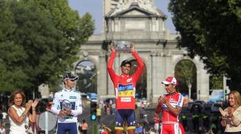 Alberto Contador, en el podio junto a Valverde y Purito, segundo y tercero. (Foto: JOSÉ MANUEL VIDAL)