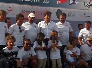 La tripulación del Aceites Abril celebra el título conseguido y el tercer puesto logrado en el Príncipe de Asturias. (Foto: LA)