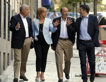 Pachi Vázquez, Elena Valenciano, Rubalcaba y Patxi López, a su llegada a la reunión del comité. (Foto: ÁNGEL DÍAZ)