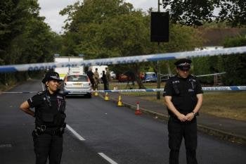 La policía corta el paso a la calle donde se encuentra la casa de la familia británica de origen iraquí asesinada la semana pasada en Francia