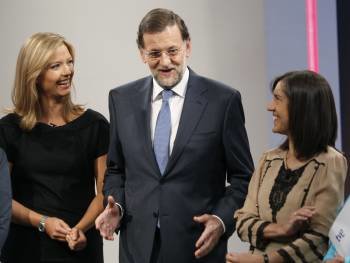 Rajoy conversa con las periodistas María Casado (izqda) y Anabel Pérez (dcha), antes de la entrevista. (Foto: ALBERTO MARTÍN)