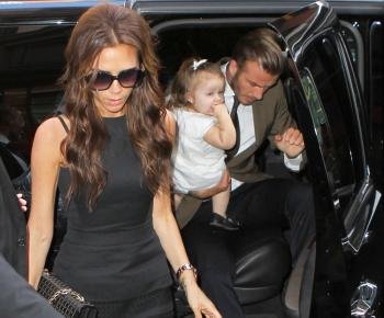 Victoria Beckham, acompañada de su marido y su hija Harper, llegan a la Semana de la Moda de Nueva York. 