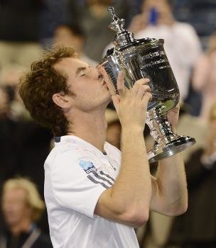 El británico Andy Murray besa su trofeo
