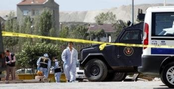 Expertos forenses buscan pruebas tras el atentado suicida perpetrado ante una comisaría de policía en el barrio de Sultangazi