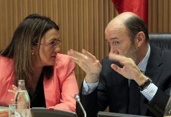 El secretario general del PSOE, Alfredo Pérez Rubalcaba, conversa con la portavoz parlamentaria socialista, Soraya Rodríguez