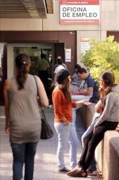 El 24% de jóvenes españoles ni estudiaba ni trabajaba al inicio de la crisis (Foto: Archivo EFE)