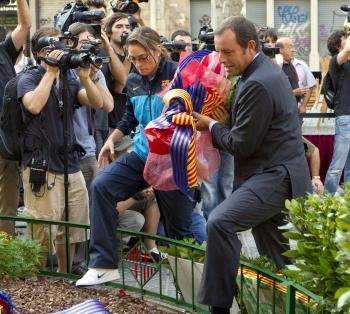 El presidente del F.C. Barcelona, Sandro Rosell, durante la ofrenda floral en el monumento a Rafael de Casanovas 