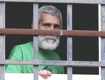 El preso Iosu Uribetxebarria Bolinaga asomado a la ventana del Hospital Donostia. (Foto: ARCHIVO)