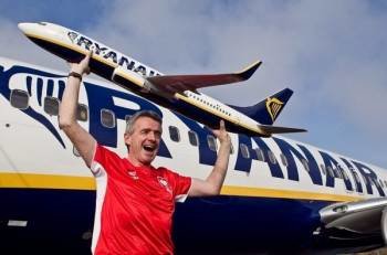 El presidente de Ryanair, Michael O'Leary, posa con una maqueta de uno de sus aviones.