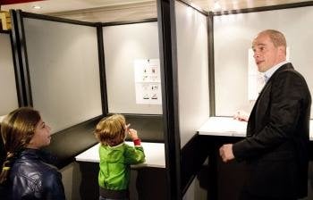 El líder laborista Diederik Samsom (dcha) se prepara para votar junto a sus hijos en un colegio electoral en Leiden (Holanda)