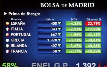  Panel informativo de la Bolsa de Madrid que muestra la prima de riesgo en distintos países.