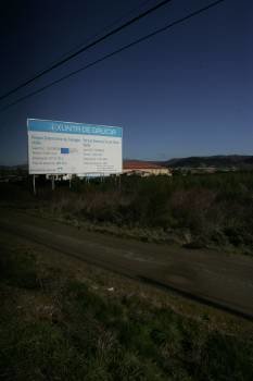 Cartel que anuncia los parques empresariales de Pazos y Tamagos, que siguen sin iniciar. (Foto: MARCOS ATRIO)