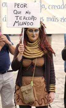 Una madre, en la protesta de Santiago. (Foto: LAVANDEIRA JR.)