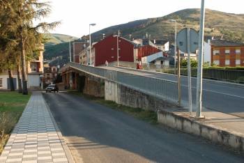 El proyecto de paso inferior suprimirá el puente sobre la vía del tren, en la Avenida do Bierzo. (Foto: L.B.)