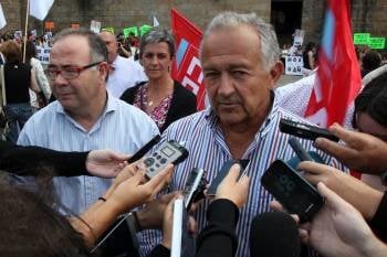 Méndez Romeu, atendiendo a los medios de comunicación en Santiago. (Foto: VICENTE PERNÍA)