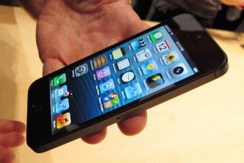 Un ejecutivo de Apple muestra el nuevo Iphone 5