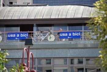 Bicicletas y carteles en la fachada del Concello
