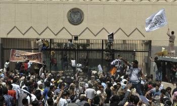 Manifestantes yemeníes saltan la valla e irrumpen en la Embajada de EEUU 