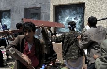 Manifestantes yemeníes rompen varias ventanas de la Embajada de EEUU en Saná tras lograr acceder al patio interior del recinto durante una protesta contra una película sobre el profeta Mahoma considerado blasfema por los musulmanes (Foto: EFE)