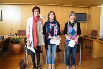 Ana Cardoso, Cristina Cid y Pilar Gallego, en la presentación del nuevo curso del programa Clara. (Foto: XESÚS FARIÑAS)