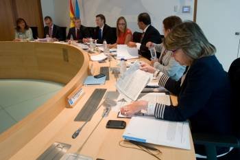 Los miembros del Ejecutivo gallego, durante la reunión que mantuvieron ayer en Santiago. (Foto: ANA VARELA)