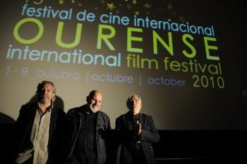 Albert Pont, Antón Reixa y el entonces director del OUFF, Enrique Nicanor, en la gala inaugural de 2010. (Foto: MARTIÑO PINAL)