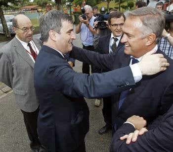 Cardenal (izquierda), con el presidente de la Liga de Fútbol, Astiazarán. (Foto: ESTEBAN COBO)