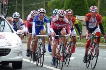 Varios ciclistas en la Volta a Galicia del año pasado.