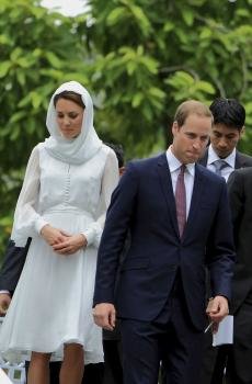 El príncipe Guillermo (dcha) duque de Cambridge y su mujer, Catalina (izda), a su llegada a la mezquita As-Syakirin en Kuala Lumpur 