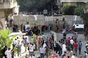 Varios manifestantes se enfrentan a la policía ante la embajada de los EE.UU. en El Cairo, Egipto. (Foto: K. ELFIQI)