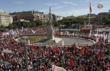 Vista de la plaza de Colón donde ha finalizado este mediodía la Marcha a Madrid contra los recortes del Gobierno (Foto: EFE)