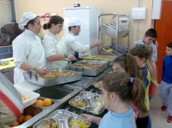 Un grupo de alumnos espera su turno para recoger la comida en un comedor en un centro escolar, claves en el desarrollo nutricional del niño. (Foto: X)