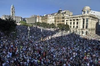 Una multitud protesta en contra de las medidas de austeridad anunciadas por el gobierno portugués. (Foto: JOSE SENA GOULAO)