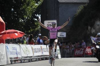 David Francisco Delgado celebra su victoria en la etapa. (Foto: MARTIÑO PINAL)