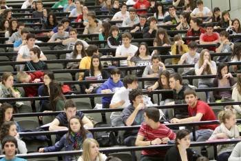 Grupo de alumnos momentos antes de comenzar un examen de Selectividad. (Foto: ARCHIVO)