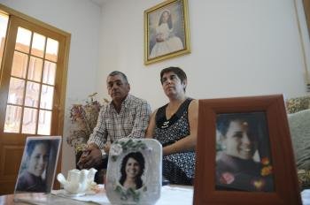 Los padres de Laura Alonso ayer en la vivienda de Xestosa (Foto: Martiño Pinal)