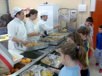 Un grupo de alumnos espera su turno para recoger la comida en un comedor en un centro escolar, claves en el desarrollo nutricional del niño.