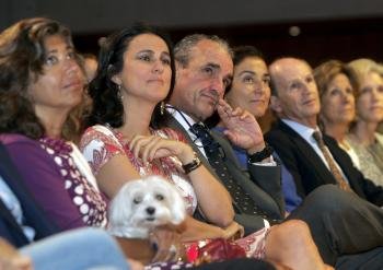 Mario Conde, acompañado por su esposa, María Pérez-Ugena (segunda por la izquierda), durante el acto de SCD en Santiago.  (Foto: Xoán Rey)