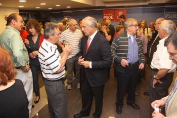 Pachi Vázquez, durante su encuentro con emigrantes en la sede del PSOE en Buenos Aires. 