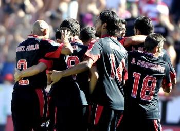 Los jugadores del Deportivo festejan el gol de Oliveira, el 0-1. (Foto: MIGUEL A. MOLINA)