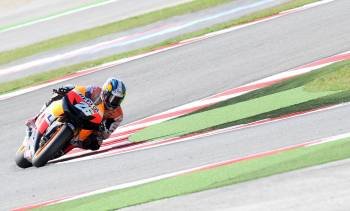 El piloto de Honda Dani Pedrosa traza una curva en el circuito del Gran Premio de San Marino