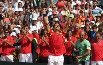 Ferrer celebra la victoria sobre Isner y el pase de España a una nueva final. (Foto: A. MORANTE)