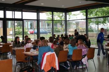 Varios jóvenes escolares a la hora de comer en un centro escolar. (Foto: ARCHIVO)
