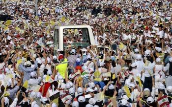 Una multitud de fieles recibe al papa a su llegada al muelle de Beirut para la celebración de la misa. (Foto: W. HAMZEH)