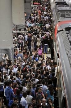 Numerosos pasajeros esperan para entrar en un tren, en la madrileña estación de Atocha a primera hora de hoy