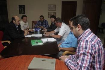 Reunión de los representantes sindicales con el delegado territorial de la Xunta. (Foto: MIGUEL ÁNGEL)