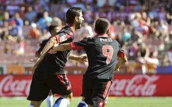 Nelson Oliveira celebra el gol deportivista que sí subió al marcador en el campo del Granada. (Foto: MIGUEL ÁNGEL MOLINA)