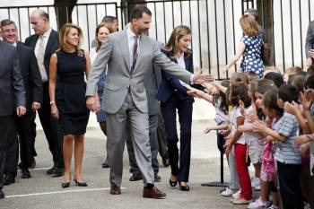 Los príncipes de Asturias, junto a la presidenta de Castilla-La Mancha, saludan a un grupo de niños. (Foto: ISMAEL HERRERO)