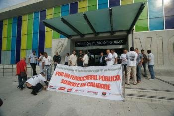 Miembros del comité de empresa de Renfe y Adif de la provincia, ayer en la estación de Vigo. 